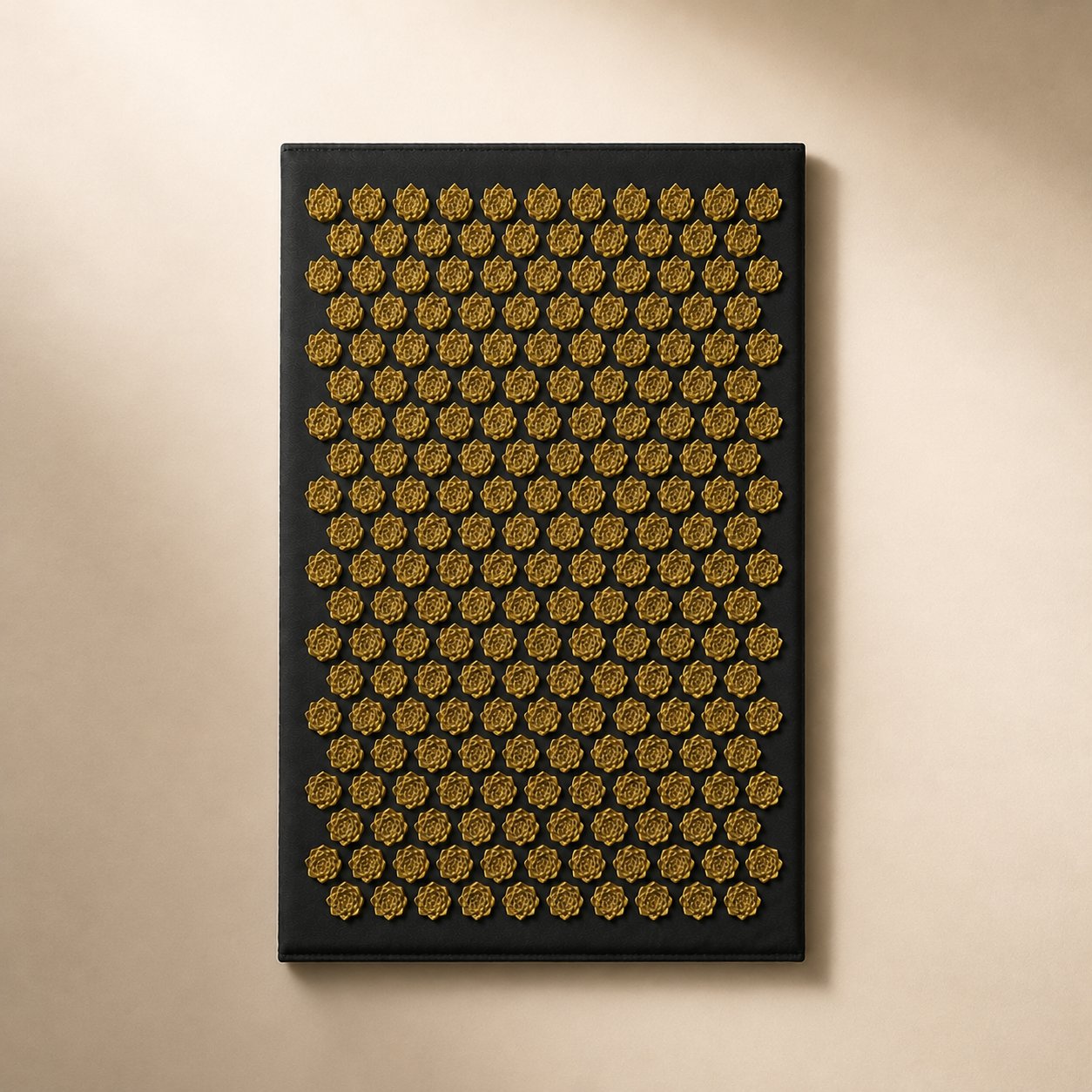 Acupressuurmat met gouden lotus noppen, uitgerold