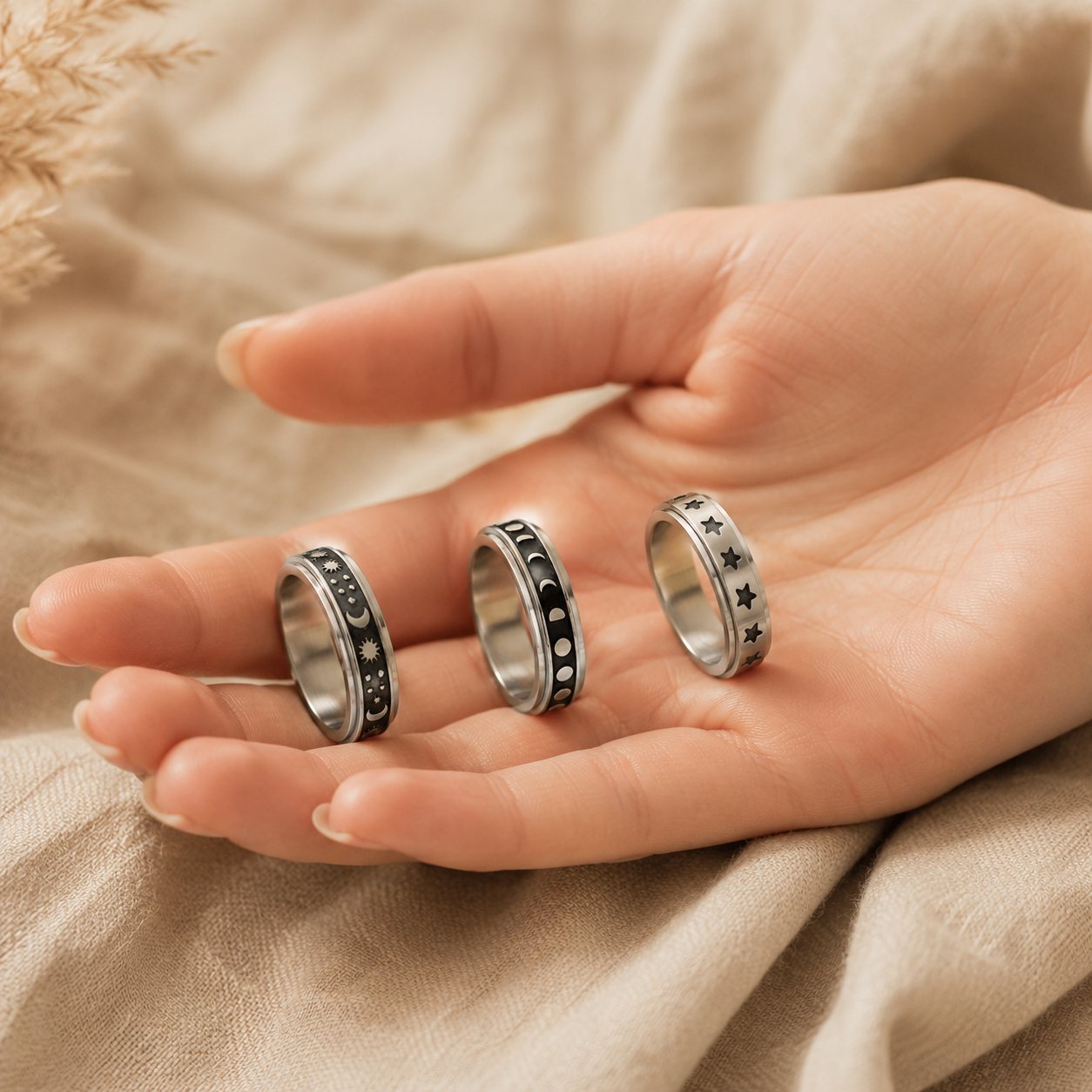 Drie Maanrust ringen los in een open hand